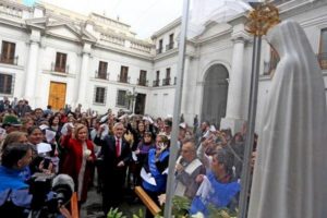 Vista del Presidente Piñera y su esposa en misa celebrada al interior del Palacio La Moneda, con la estatua de la Virgen de Fátima en primer plano.